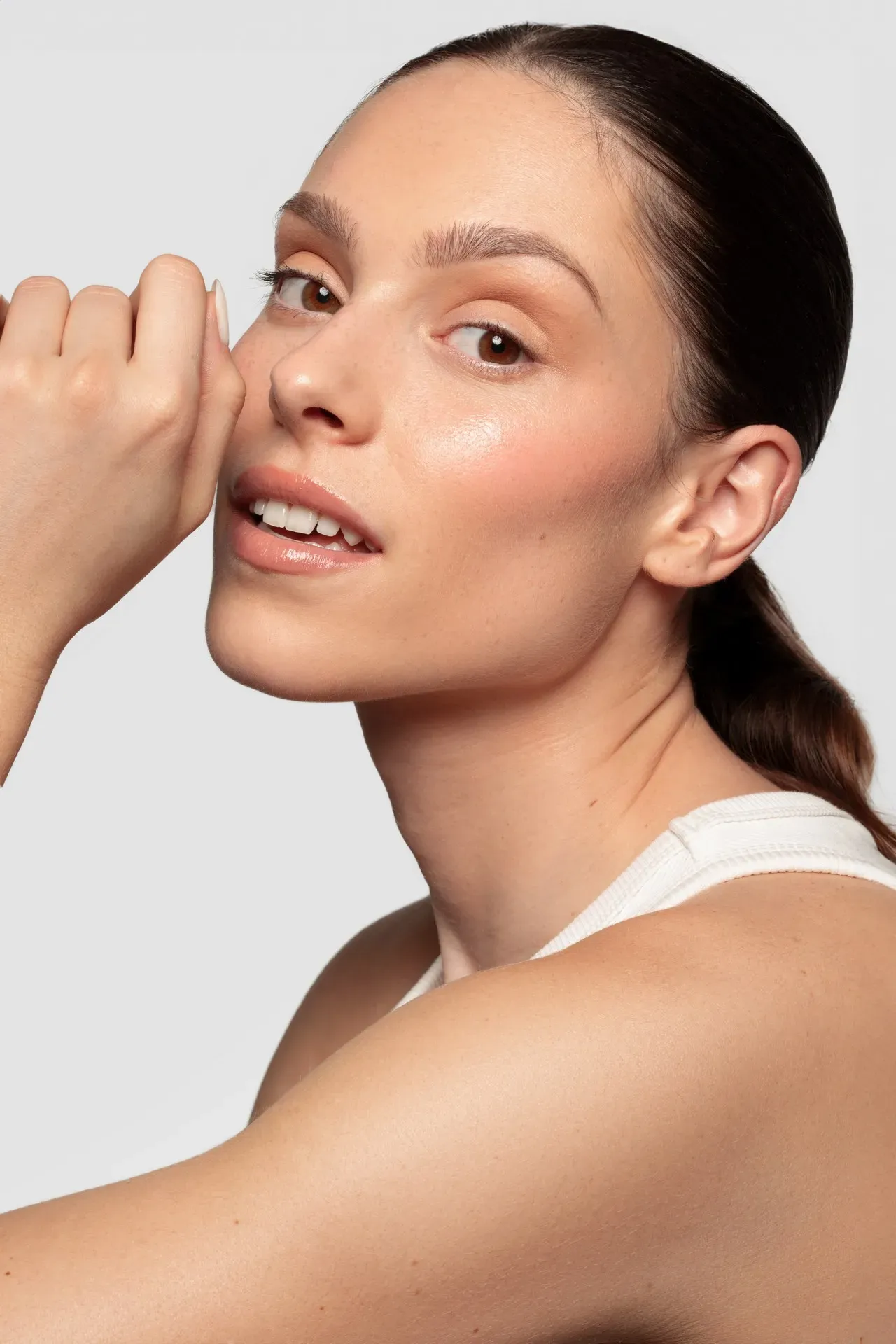 Résultat d’un soin Hydrafacial avec peau éclatante et teint uniforme