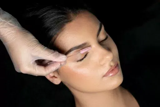 Mise en forme des sourcils pour micropigmentation dans un centre Maelis