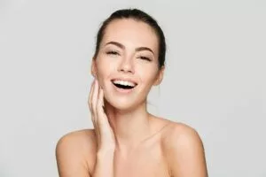 femme souriante à la peau clair