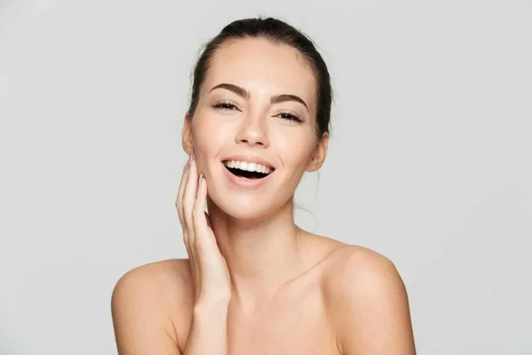 femme souriante à la peau clair