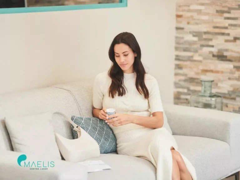 femme brune patientant dans un centre laser maelis