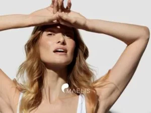 Femme ayant les bras levée montrant ses aisselles parfaitement épilées au laser