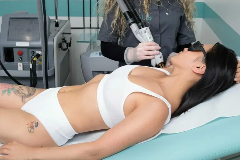 Séance d'épilation laser définitive des aisselles réalisée sur une femme par une esthéticienne Maelis