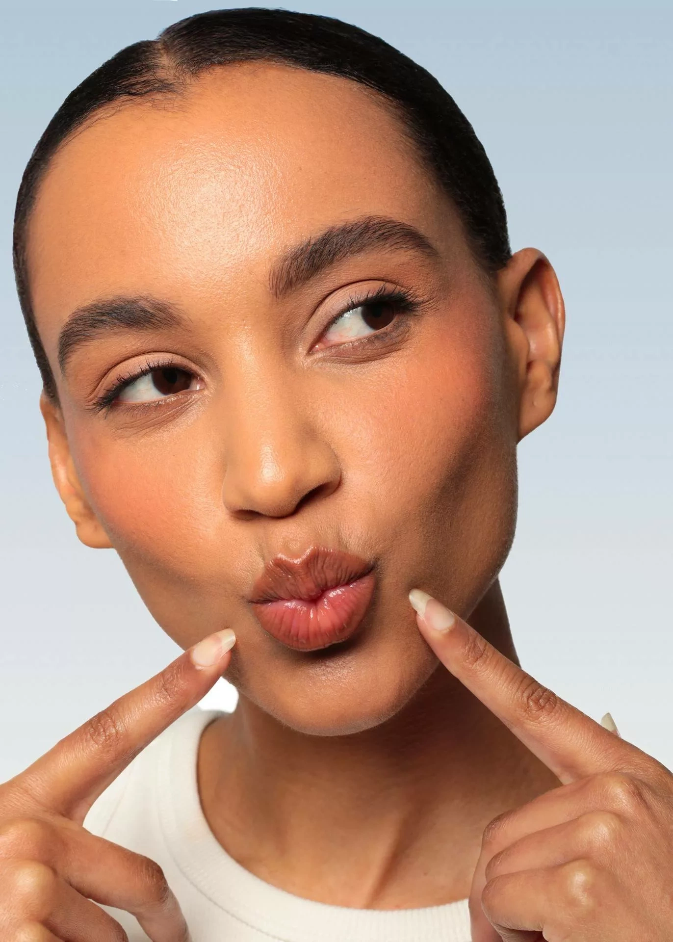 Femme souriant après un soin Hydrafacial pour une peau éclatante