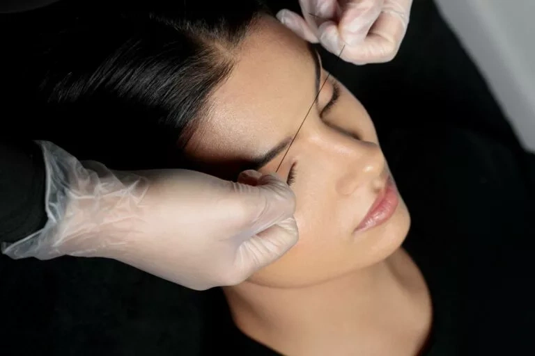 Mapping des sourcils pour tracer une forme symétrique avant micropigmentation réalisé par une praticienne Maelis