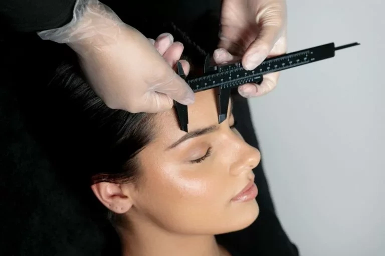 Mesure des sourcils avant micropigmentation dans un centre Maelis