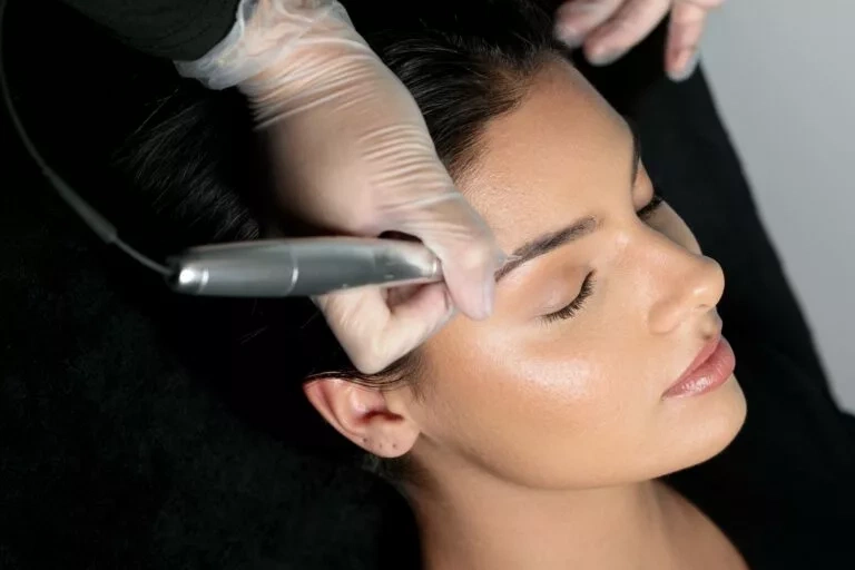 Séance de microshading des sourcils réalisée dans un centre Maelis
