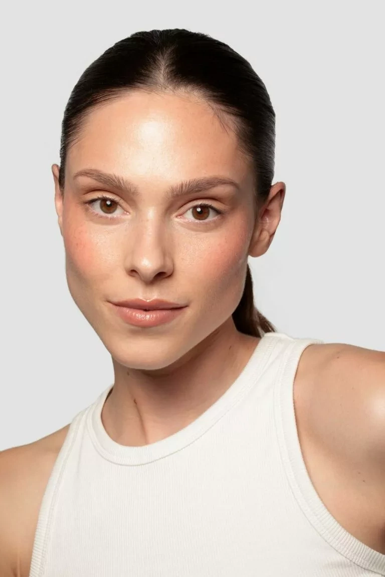 Portrait d’une femme à la peau lumineuse après un soin Hydrafacial