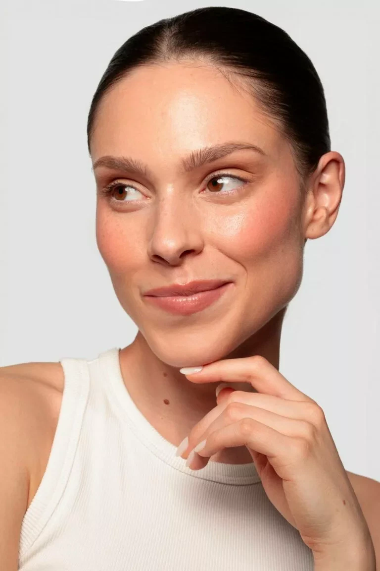 Femme à la peau éclatante après un soin Hydrafacial dans un centre Maelis