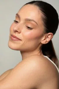 Femme à la peau éclatante après un soin Hydrafacial dans un centre Maelis