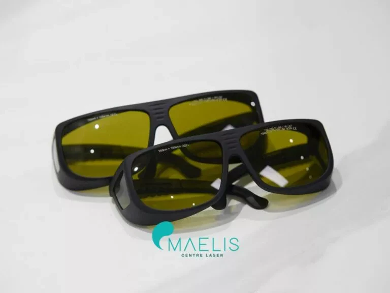 Deux paires de lunettes utiliser par les esthéticiennes sur les patientes pour protéger leurs yeux des rayons du laser lors d'une séance d'épilation laser définitive