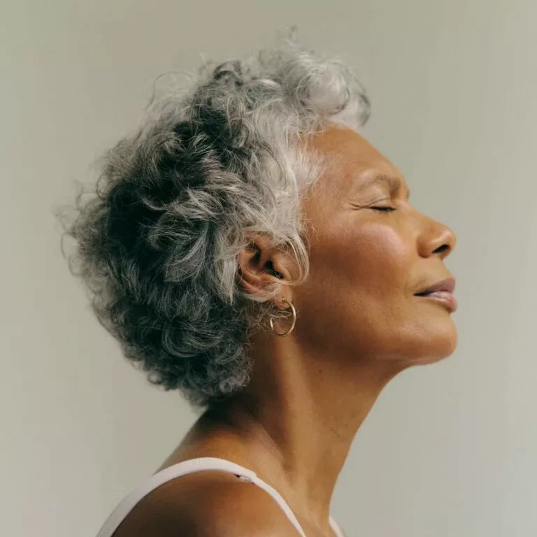 Femme mature aux cheveux gris de profil