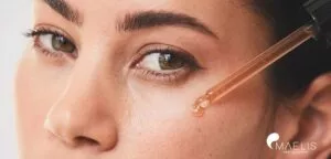 Femme appliquant un sérum sur sa peau