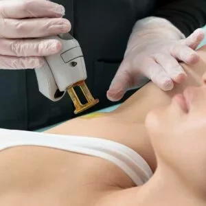 Praticienne effectuant une séance d'épilation au laser