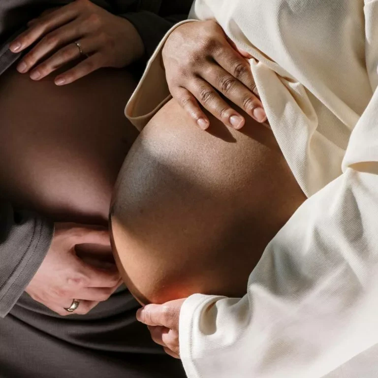 Deux femmes enceintes touchant leur ventre