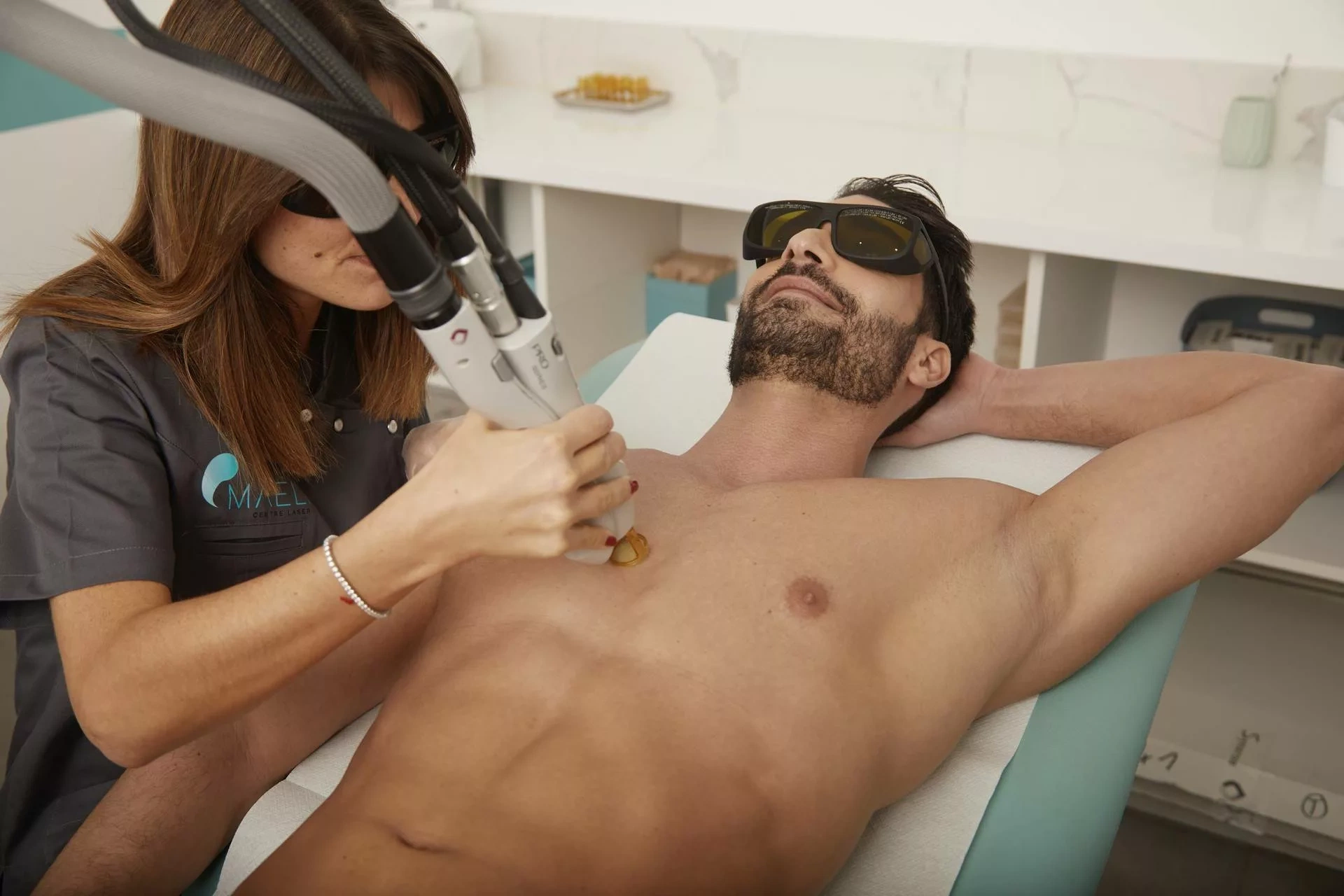 Homme recevant un traitement d'épilation laser au torse