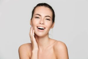 femme souriante à la peau clair