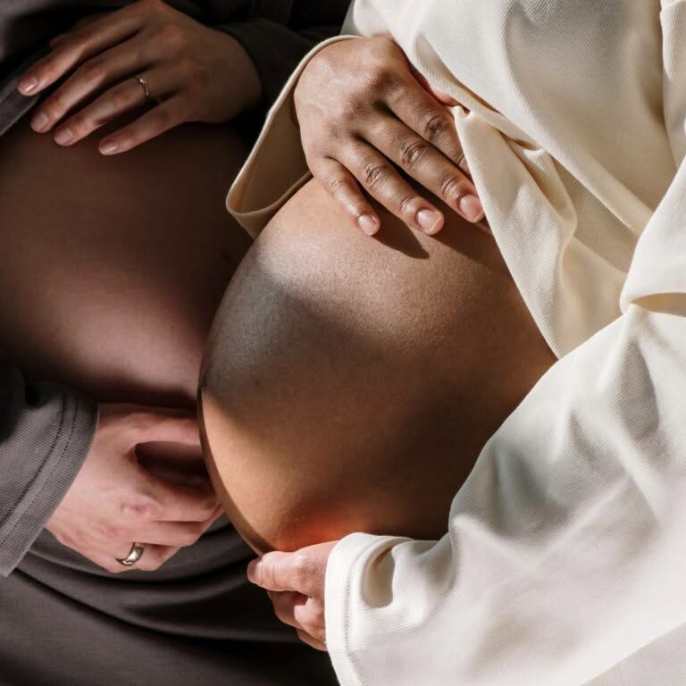 Deux femmes enceintes touchant leur ventre